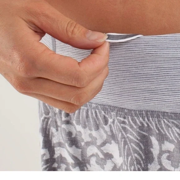 Lululemon 2 Floral Gray shorts Skirt tennis Run In The Sun Beachy Floral White - Picture 8 of 10